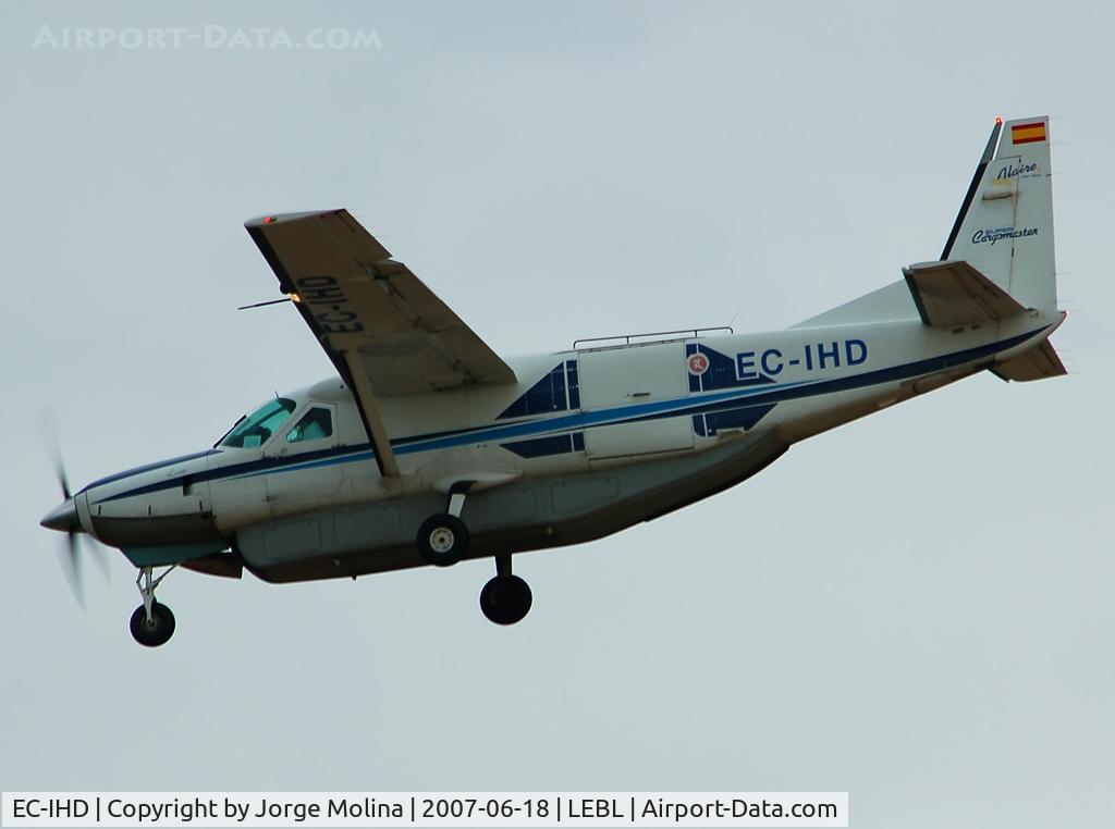 EC-IHD, 2002 Cessna 208B Super Cargomaster C/N 208B0934, Clear to land RWY 25R.