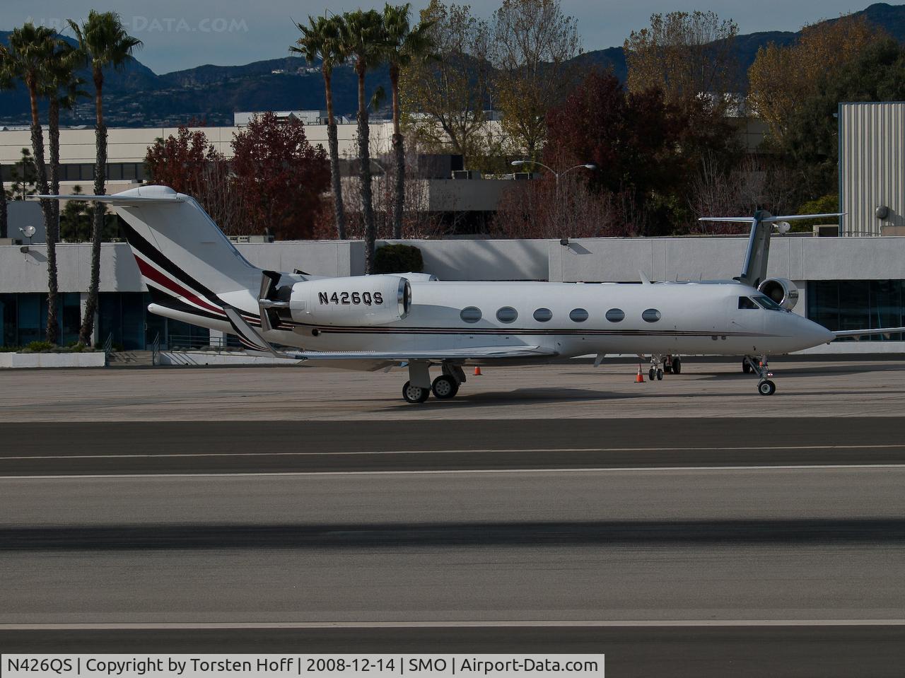 N426QS, 2000 Gulfstream Aerospace G-IV C/N 1426, N426QS taxiing and testing the thrust reversers