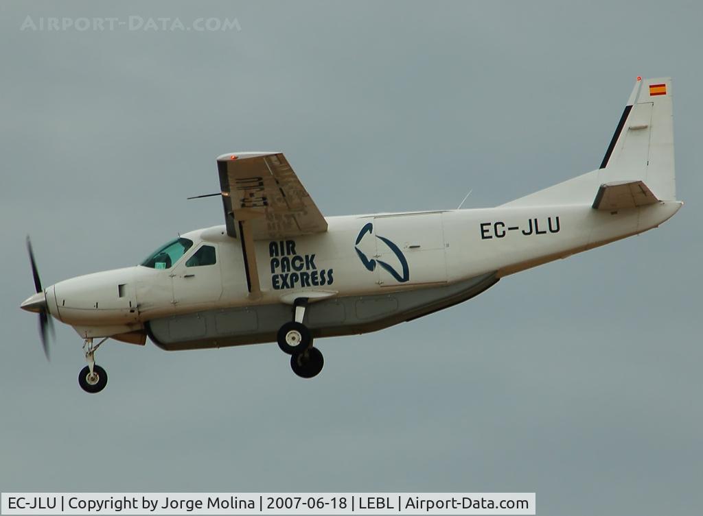 EC-JLU, 2005 Cessna 208B Super Cargomaster C/N 208B1147, On final to RWY 25R.