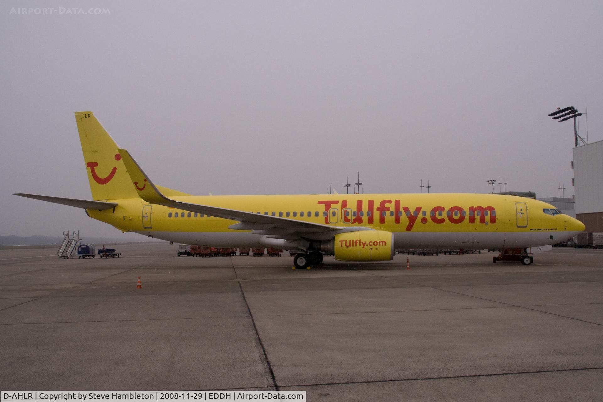 D-AHLR, 2002 Boeing 737-8K5 C/N 32907, On a cold November day at Hamburg