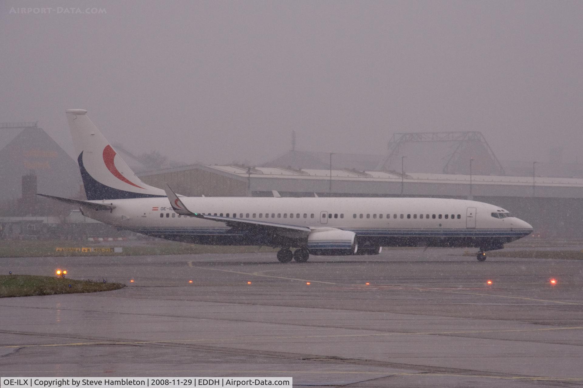 OE-ILX, 2001 Boeing 737-8DR C/N 32777, Lining up in the snow at Hamburg