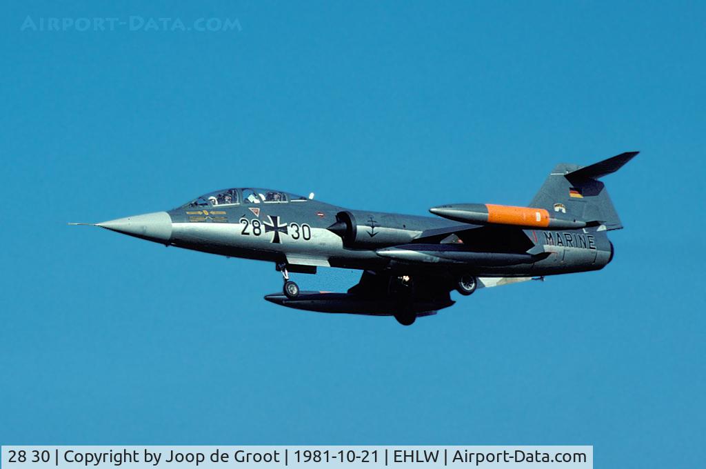28 30, Lockheed TF-104G Starfighter C/N 583F-5960, Navy Starfighters were among the regular visitors to Leeuwarden. This one came in during my schools autumn holiday.