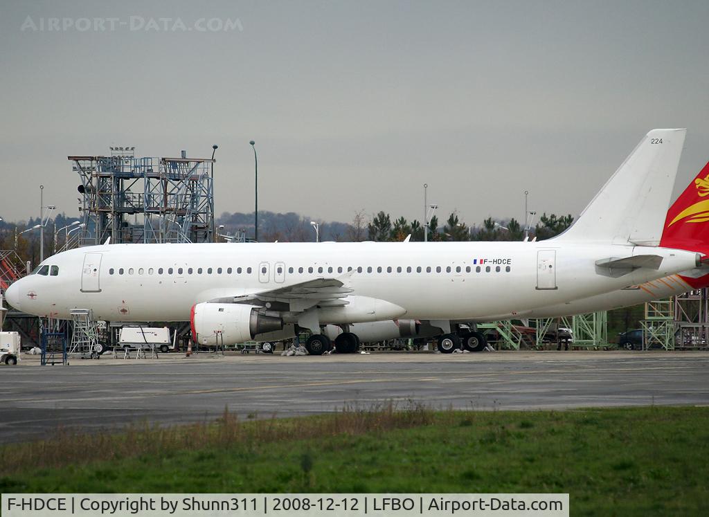 F-HDCE, 1992 Airbus A320-211 C/N 311, Parked at Air France facility in all white c/s after lease...