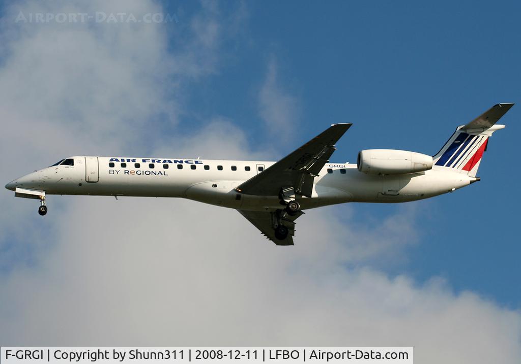 F-GRGI, 1999 Embraer EMB-145EU (ERJ-145EU) C/N 145152, Landing rwy 32L with new titles and no logo on engines...