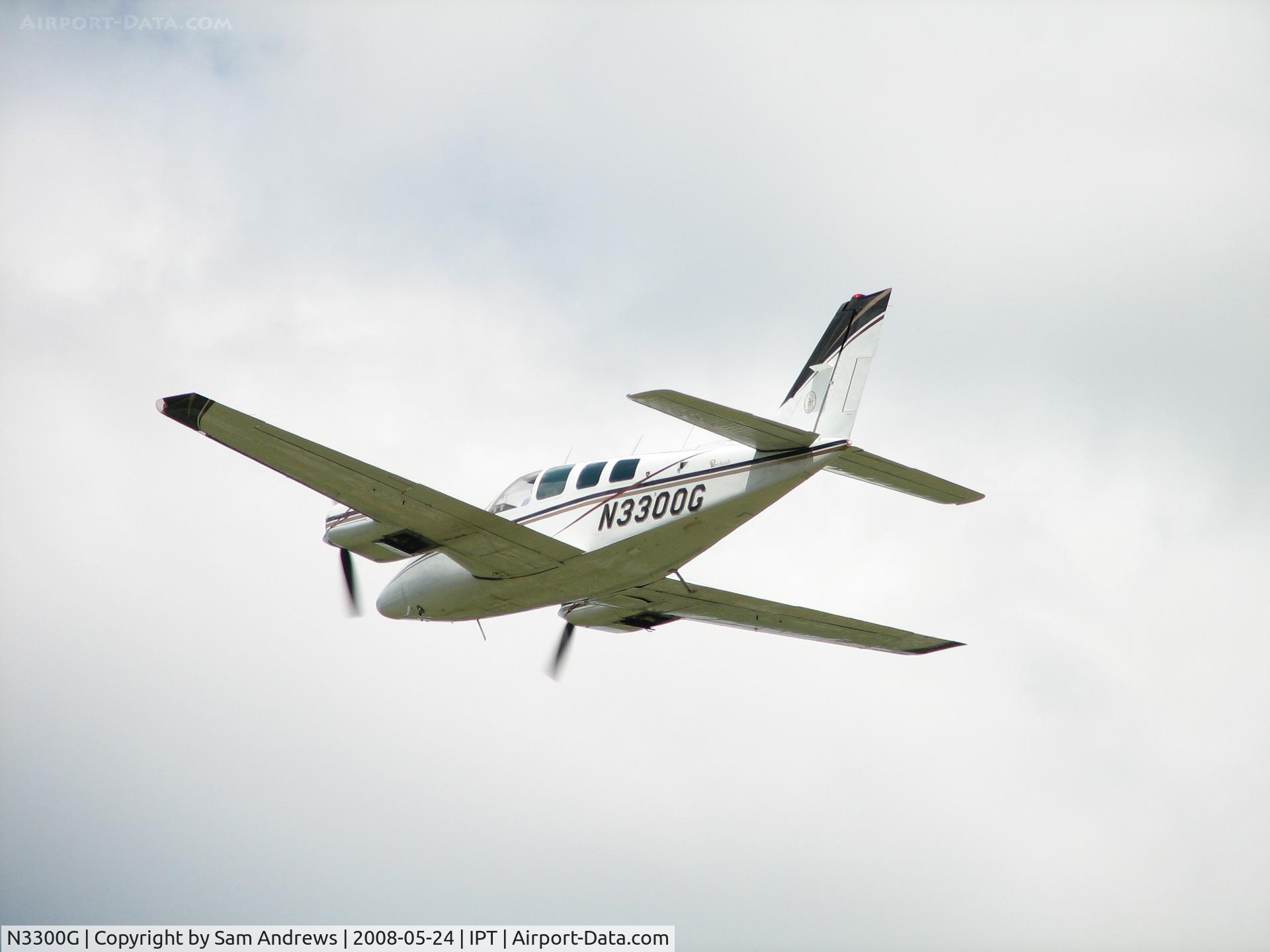 N3300G, 1977 Beech 58 Baron C/N TH-869, Taking off from 30