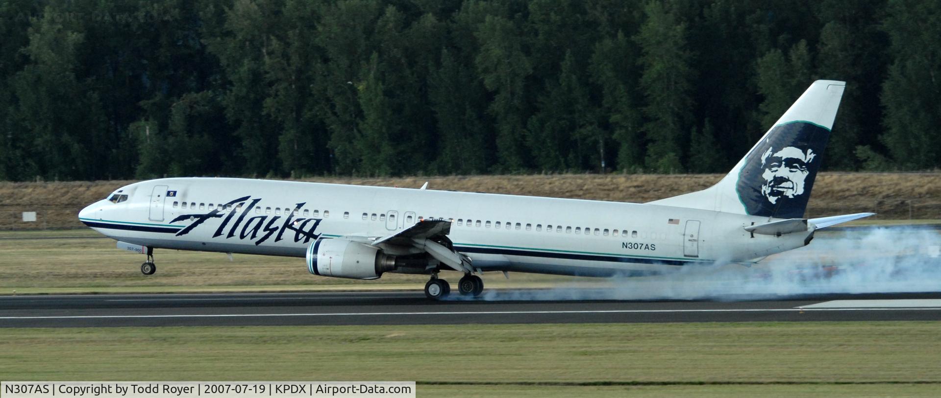 N307AS, 2001 Boeing 737-990 C/N 30015, ALASKA AIRLINES TOUCH DOWN AT PORTLAND