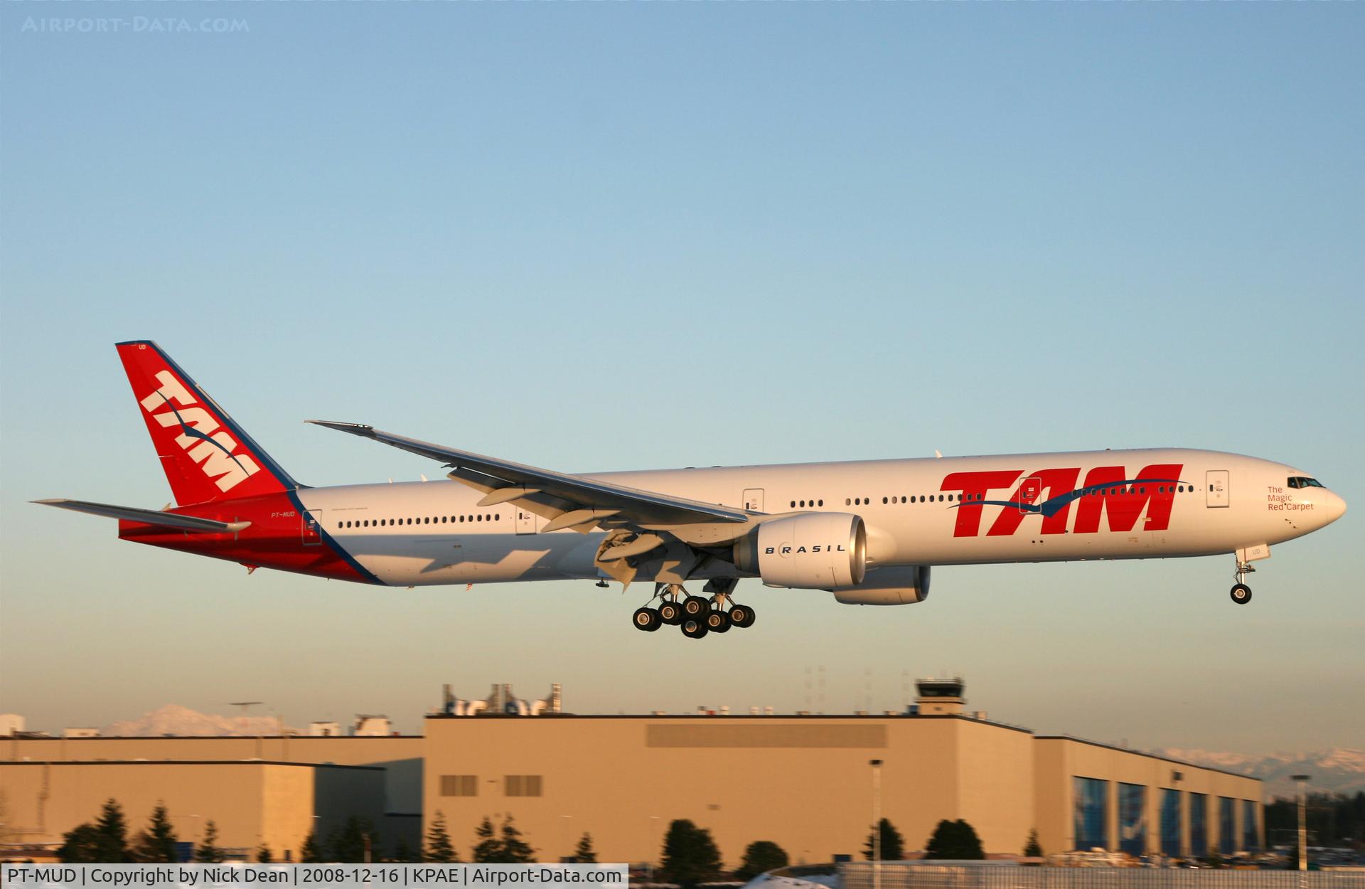 PT-MUD, 2008 Boeing 777-32W/ER C/N 37667, KPAE (Coming in for the landing after the go-around which lasted almost 30 minutes we almost lost our light!)