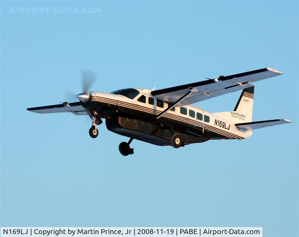 N169LJ, 1997 Cessna 208B Grand Caravan C/N 208B0599, Hageland Aviation landing runway 26