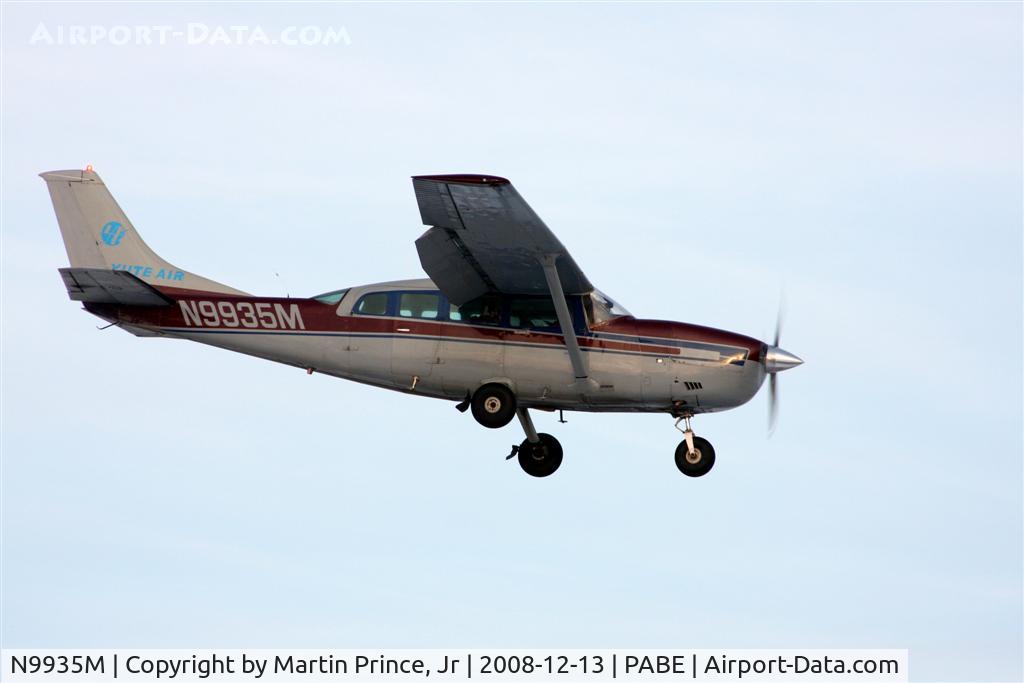 N9935M, 1982 Cessna 207A Skywagon 207 C/N 20700751, Yute Air landing runway 18