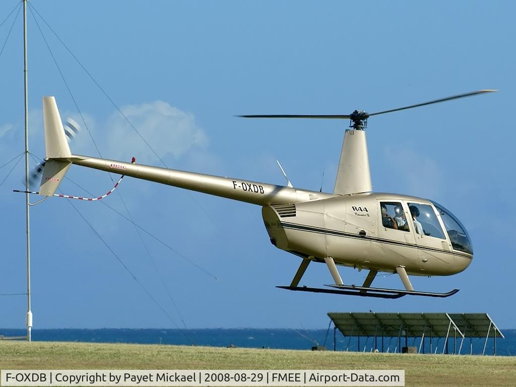 F-OXDB, Robinson R44 II C/N 10117, Short final for the general aviation park
