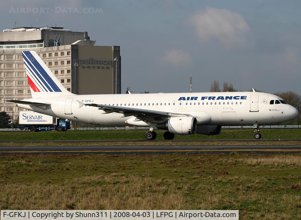 F-GFKJ, 1989 Airbus A320-211 C/N 0063, Passing on parallels runways