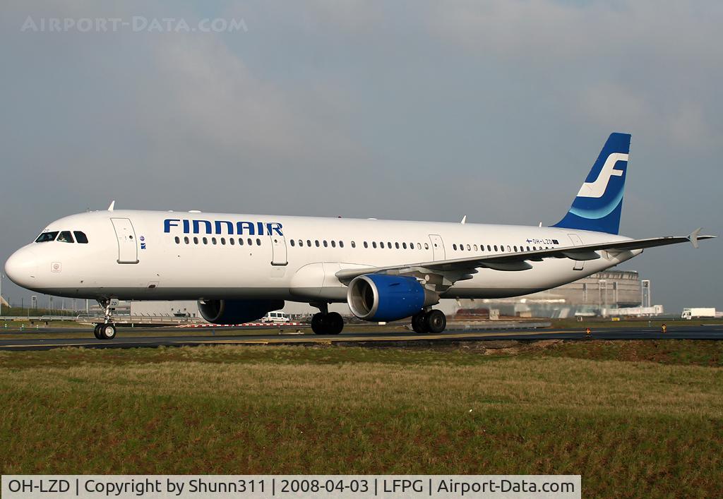 OH-LZD, 2000 Airbus A321-211 C/N 1241, Passing on parallels runways