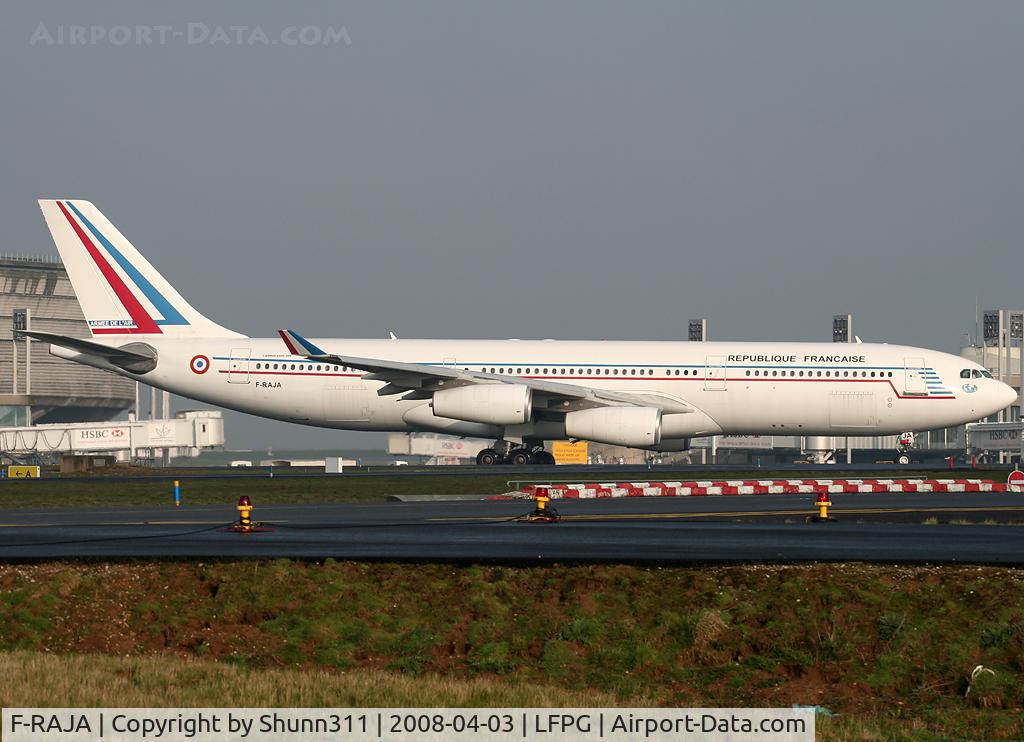 F-RAJA, 1995 Airbus A340-212 C/N 075, Rolling for departure...