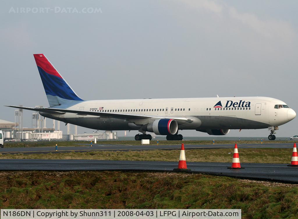 N186DN, 1995 Boeing 767-332 C/N 27962, Rolling for departure...