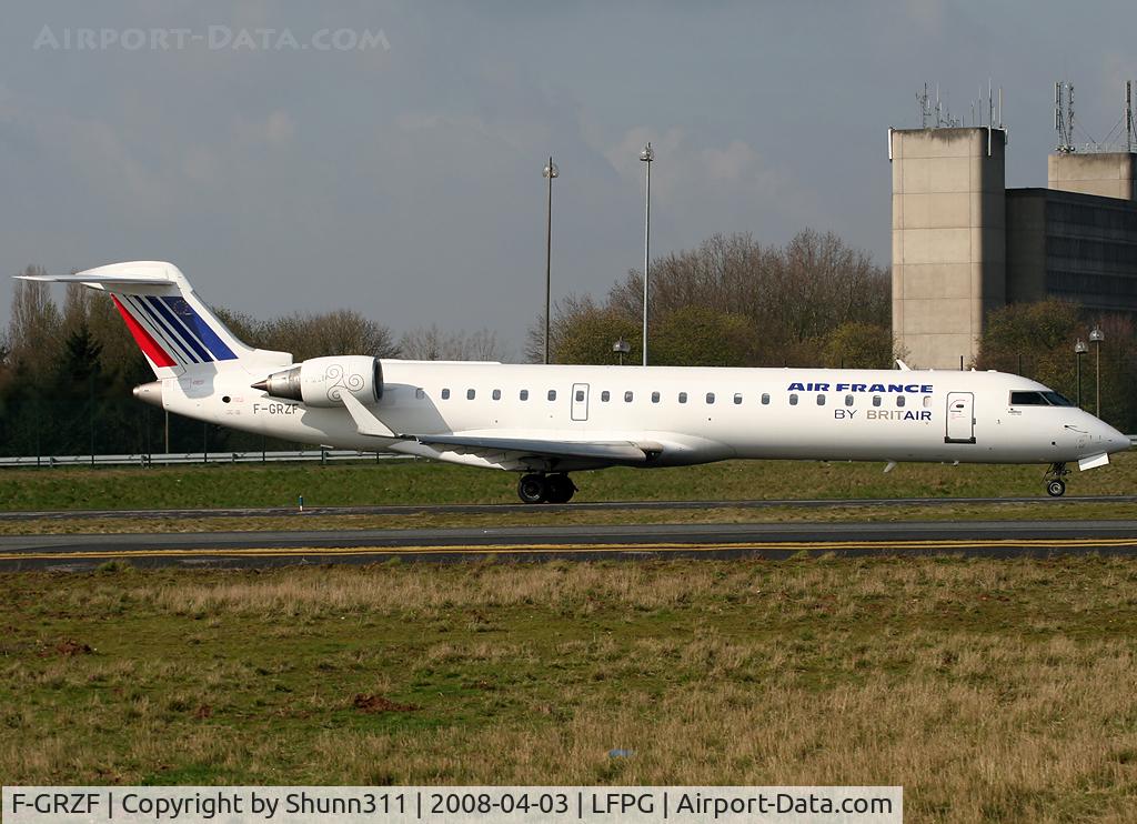 F-GRZF, 2002 Canadair CRJ-700 (CL-600-2C10) Regional Jet C/N 10036, Passing on parallels runways