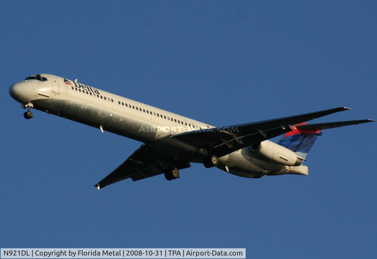 N921DL, 1988 McDonnell Douglas MD-88 C/N 49645, Delta MD-88