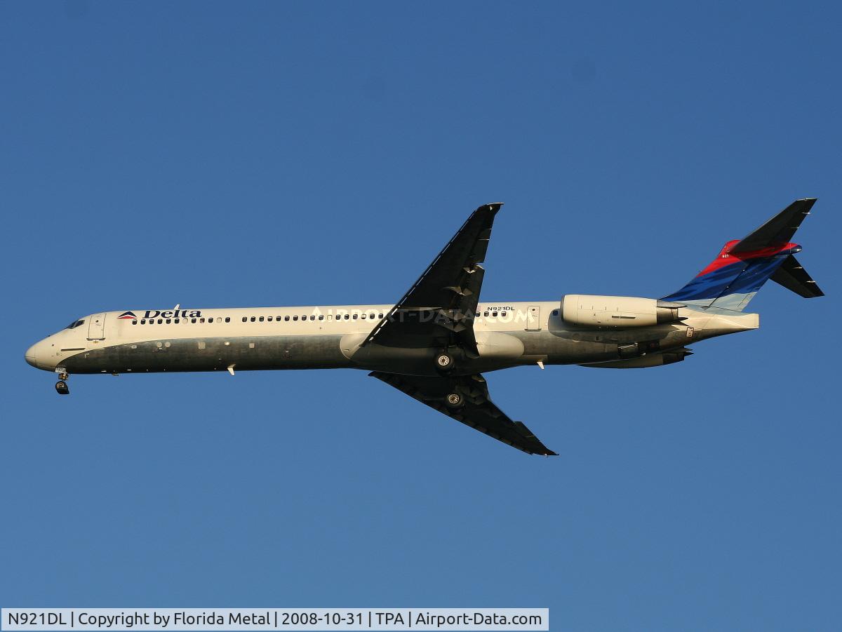 N921DL, 1988 McDonnell Douglas MD-88 C/N 49645, Delta MD-88