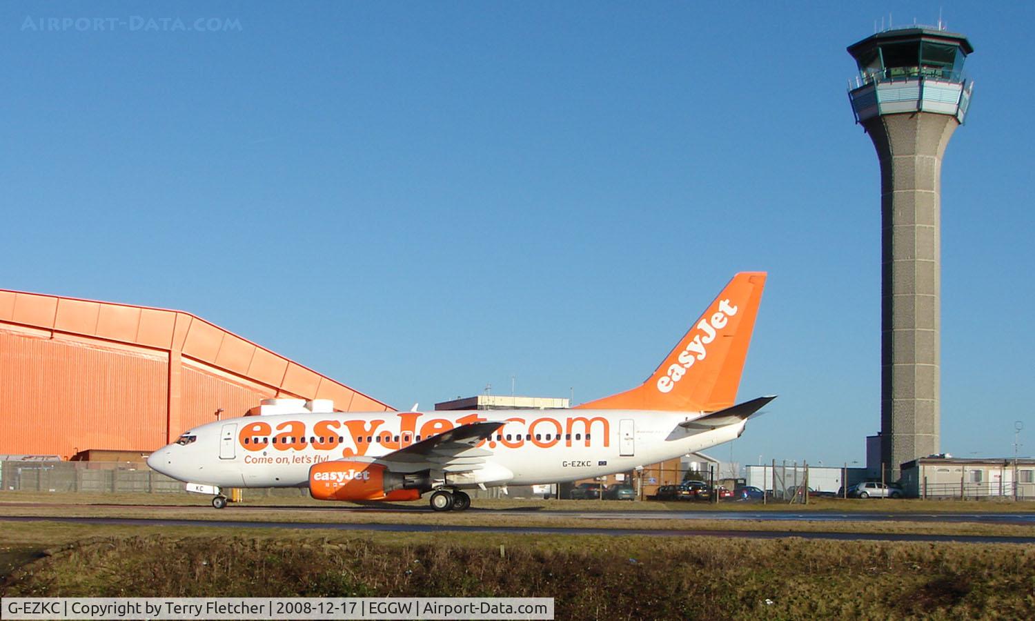 G-EZKC, 2004 Boeing 737-73V C/N 32424, Easyjet B737 taxies in on a cold clear Luton day