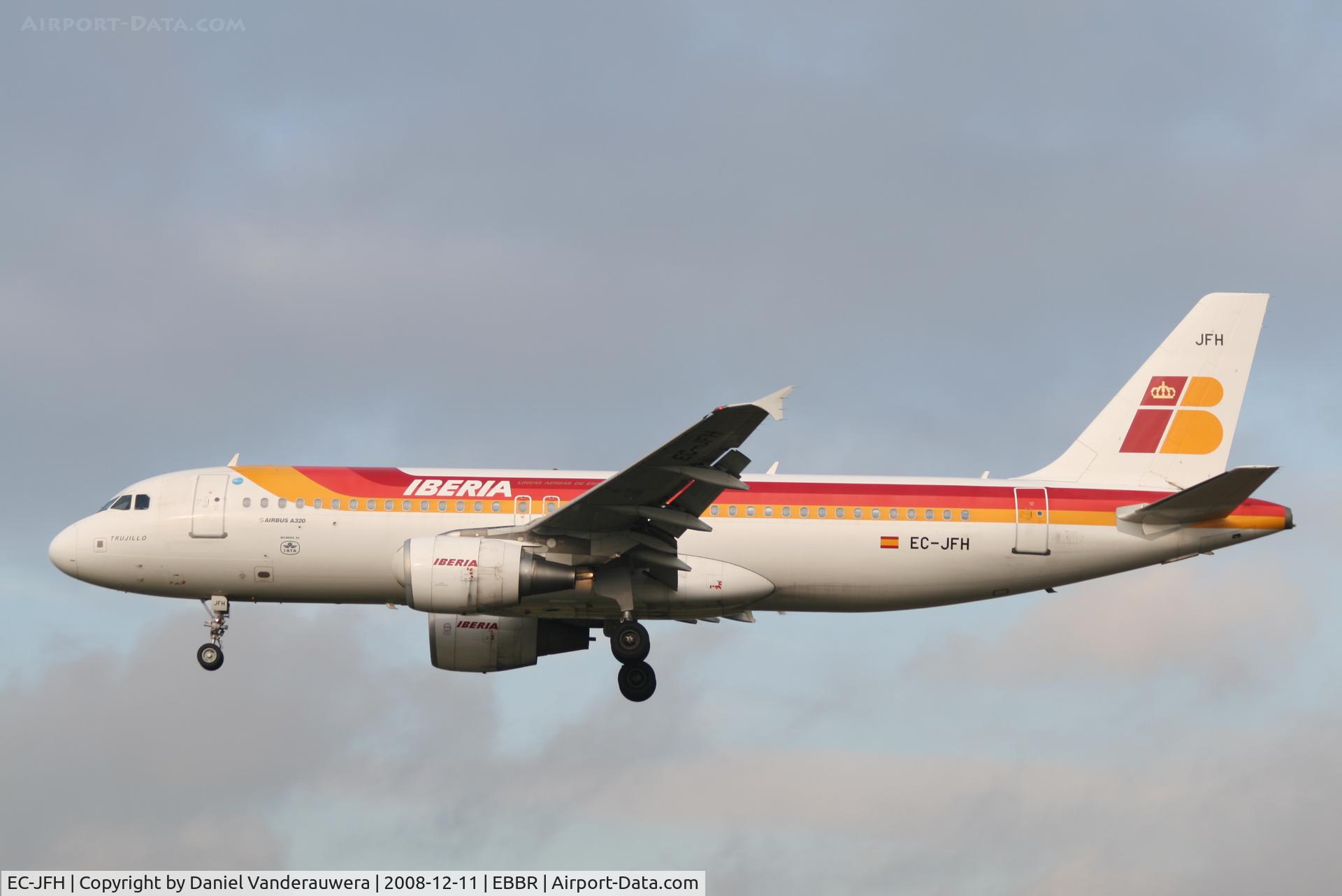 EC-JFH, 2003 Airbus A320-214 C/N 2104, arrival of flight IB3206 to rwy 25L