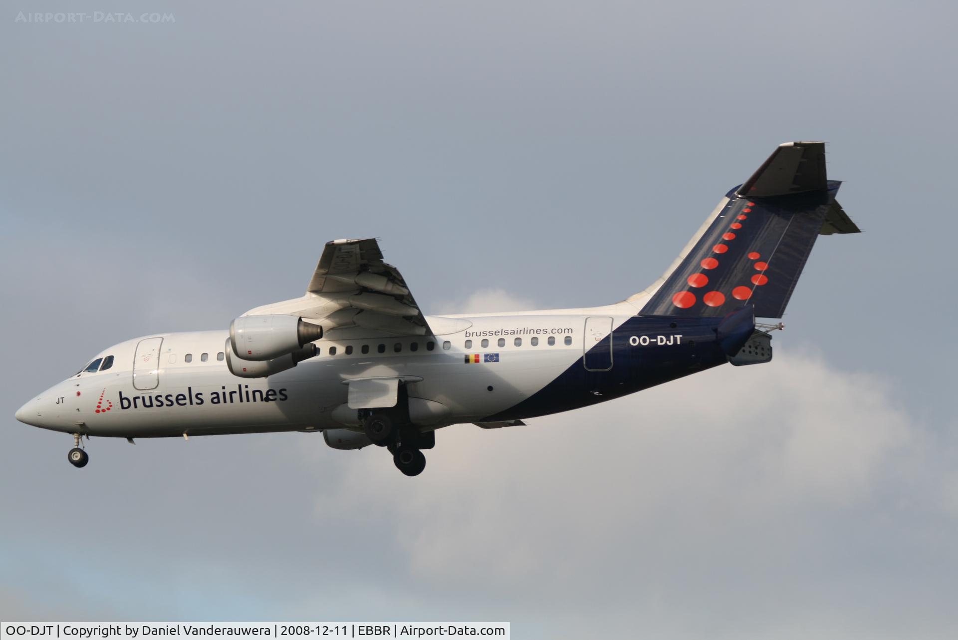 OO-DJT, 1996 British Aerospace Avro 146-RJ85 C/N E.2294, flight SN3158 is descending to rwy 25L