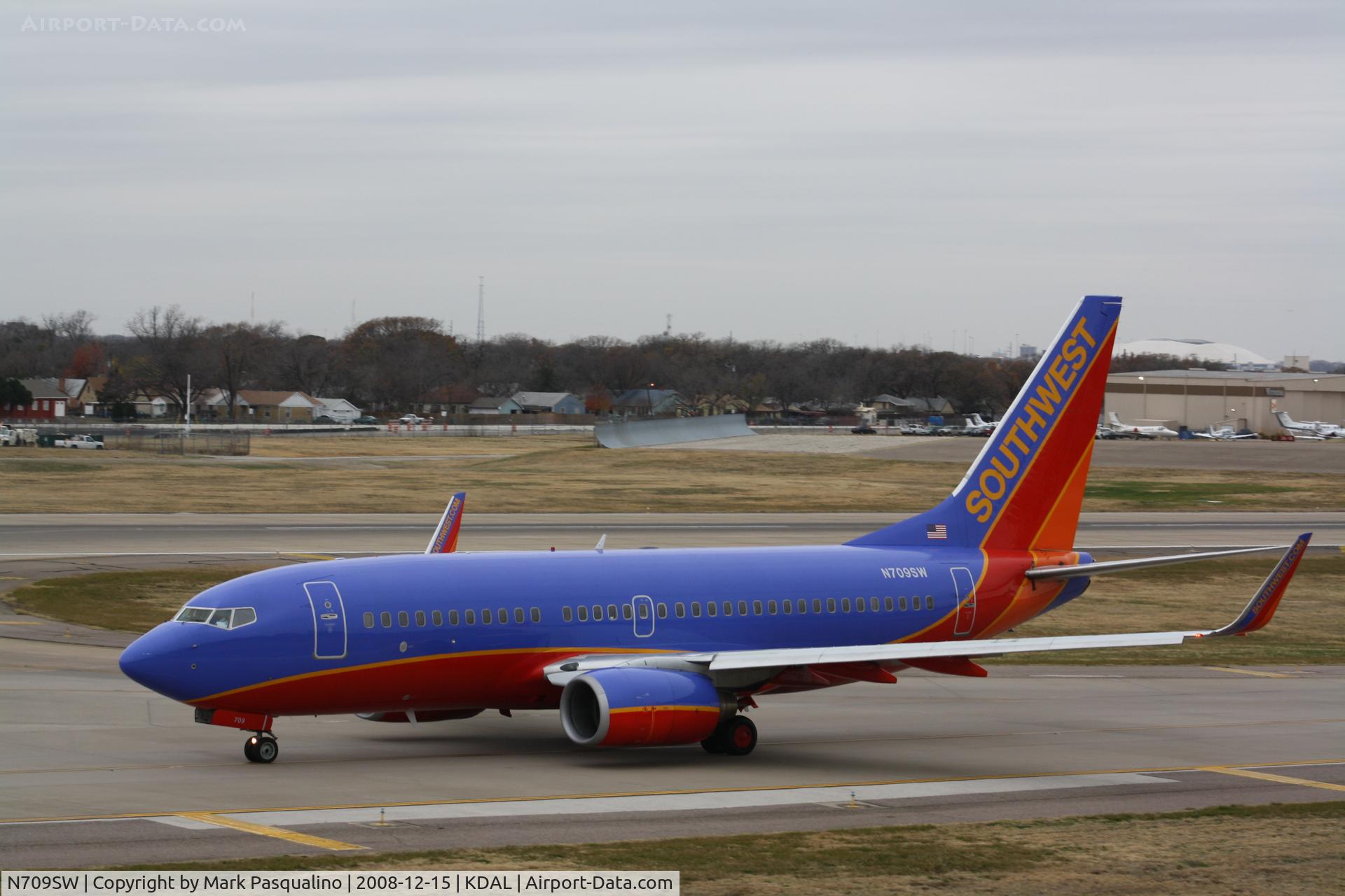 N709SW, 1998 Boeing 737-7H4 C/N 27843, Boeing 737-700