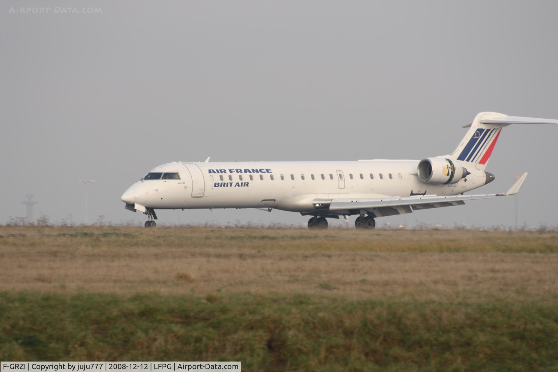 F-GRZI, Canadair CRJ-702 (CL-600-2C10) Regional Jet C/N 10093, on landing at CDG