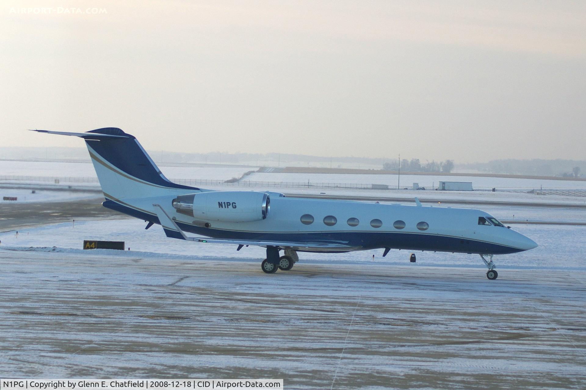 N1PG, 1999 Gulfstream Aerospace G-IV C/N 1374, Taxiing past the tower to Landmark FBO.