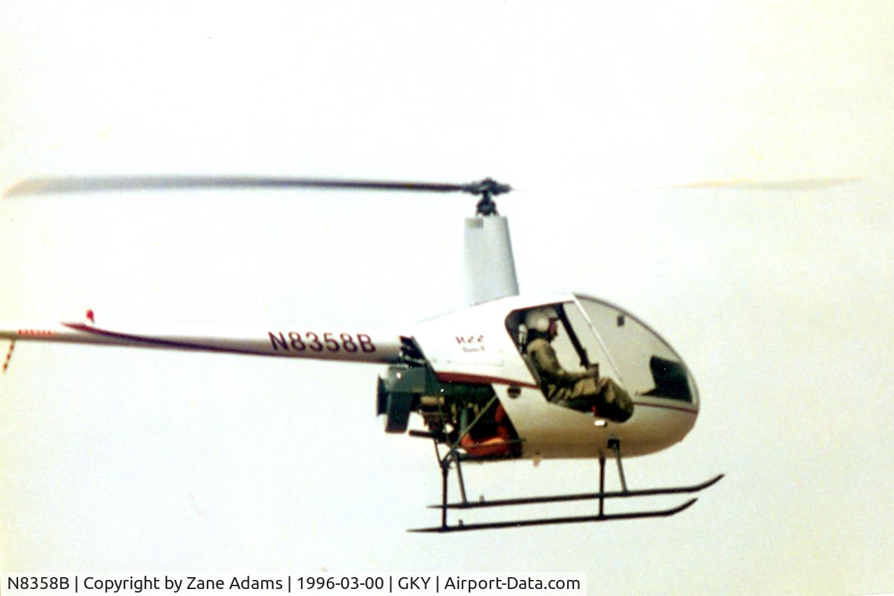 N8358B, 1995 Robinson R22 BETA C/N 2573, Robinson at Arlington