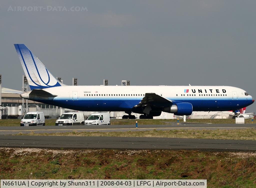 N661UA, 1993 Boeing 767-322 C/N 27158, Rolling for departure...