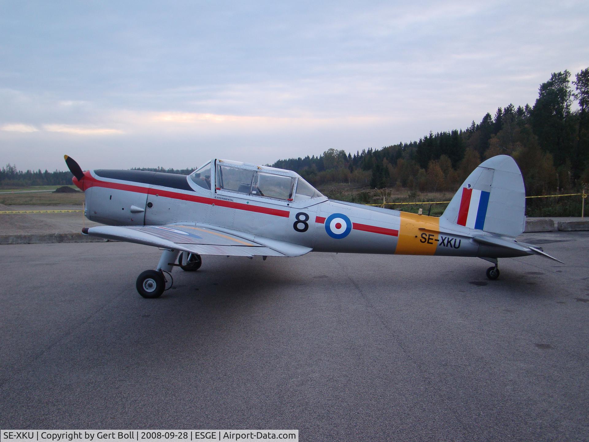 SE-XKU, 1950 De Havilland DHC-1 Chipmunk 22 C/N C1/0102, Late afternoon at ESGE
