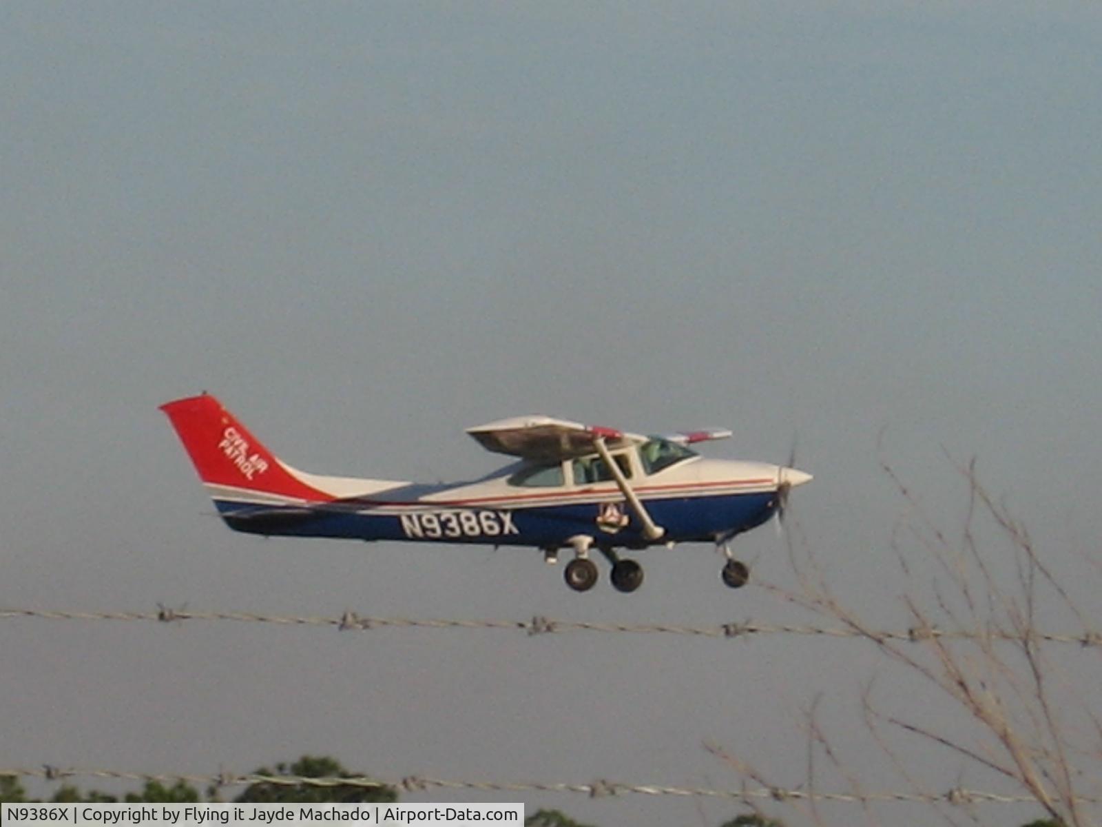 N9386X, 1985 Cessna 182R Skylane C/N 18268508, Cessna 182R on final KPGD for runway 22