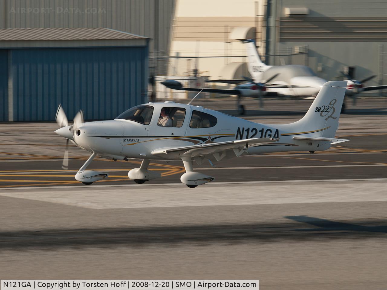 N121GA, 2005 Cirrus SR22 G2 C/N 1443, N121GA arriving on RWY 21