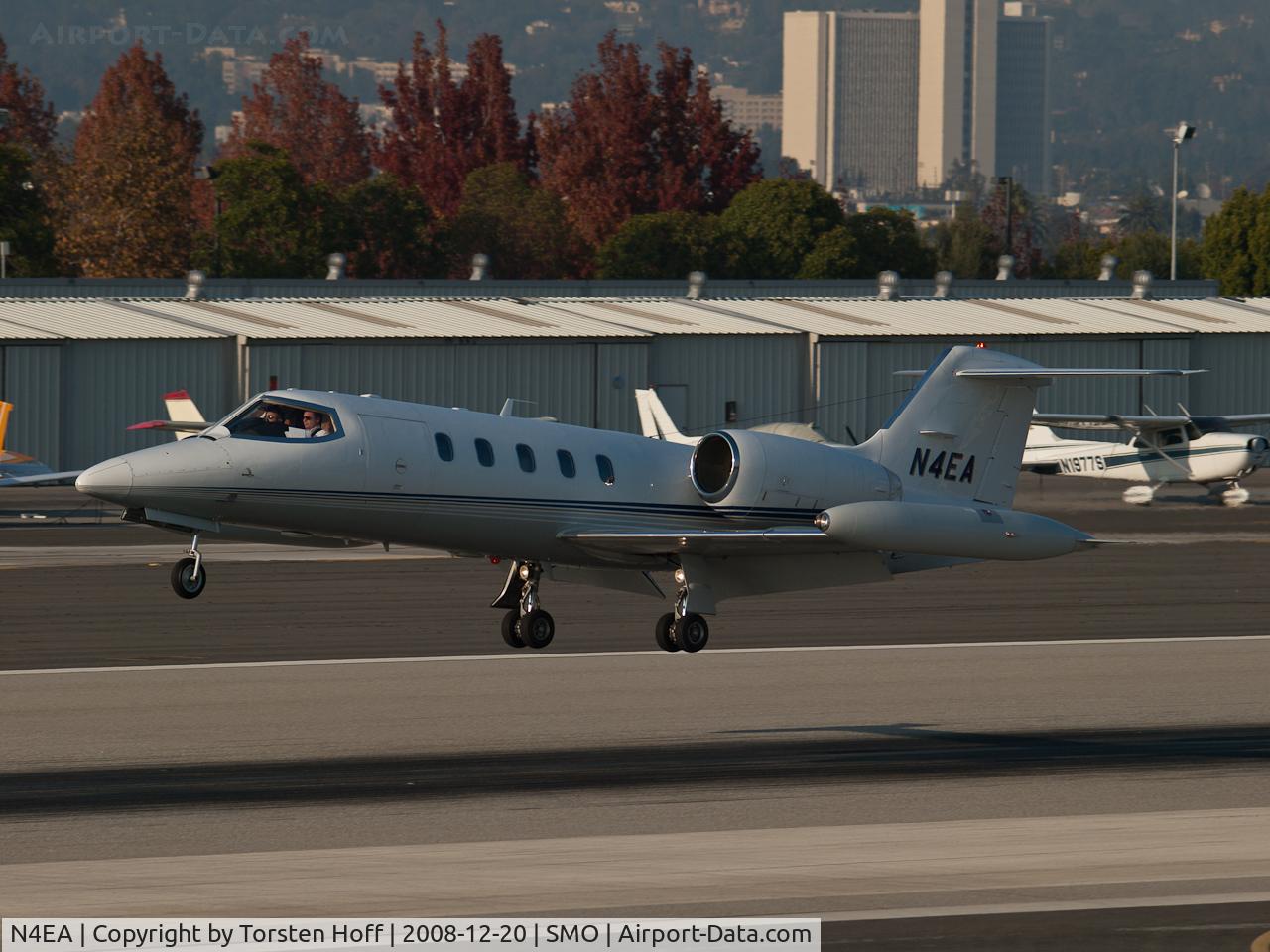 N4EA, 1981 Gates Learjet 35A C/N 458, N4EA arriving on RWY 21