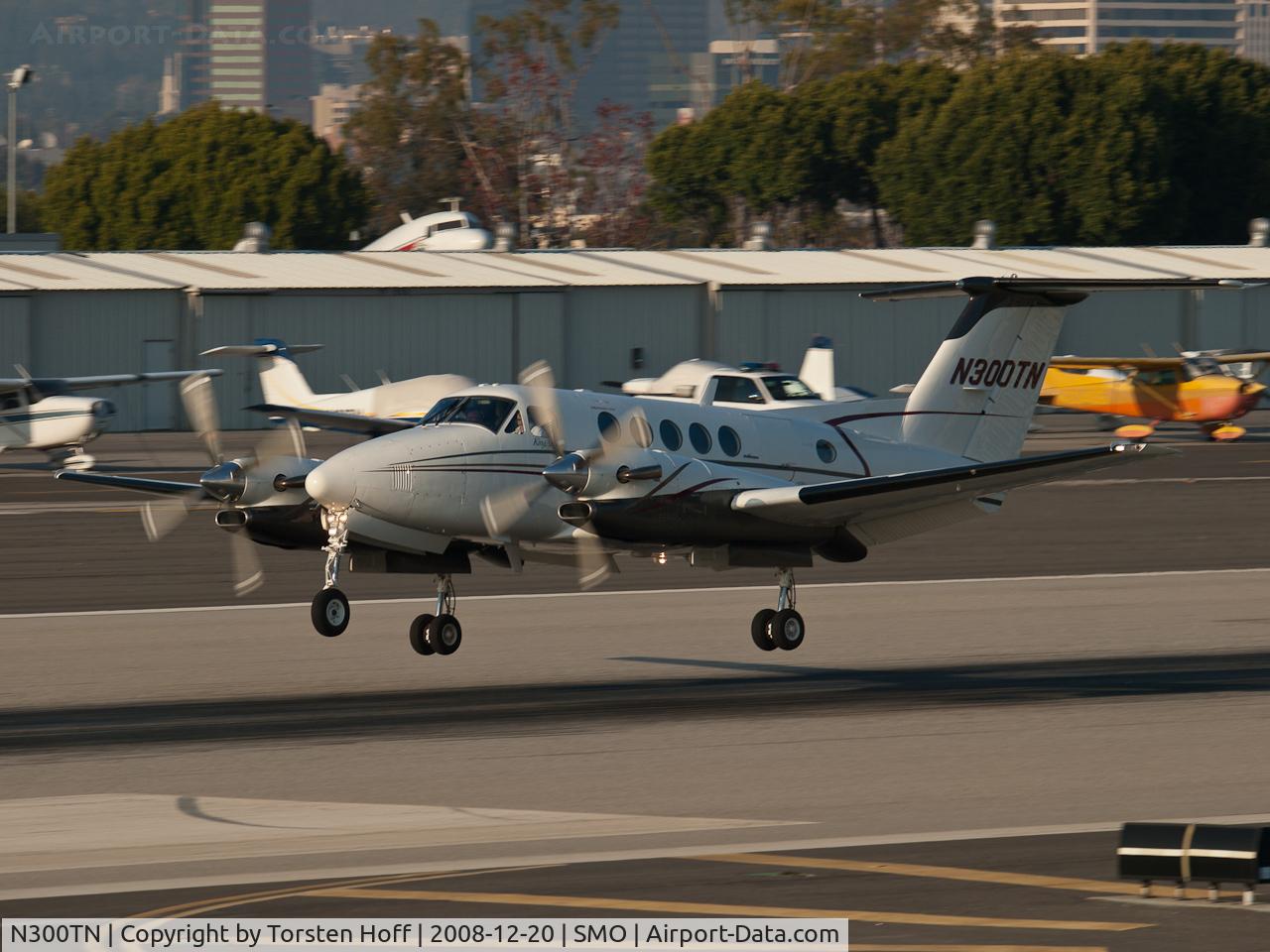 N300TN, 1988 Beech Super King Air 300 C/N FA-168, N300TN arriving on RWY 21