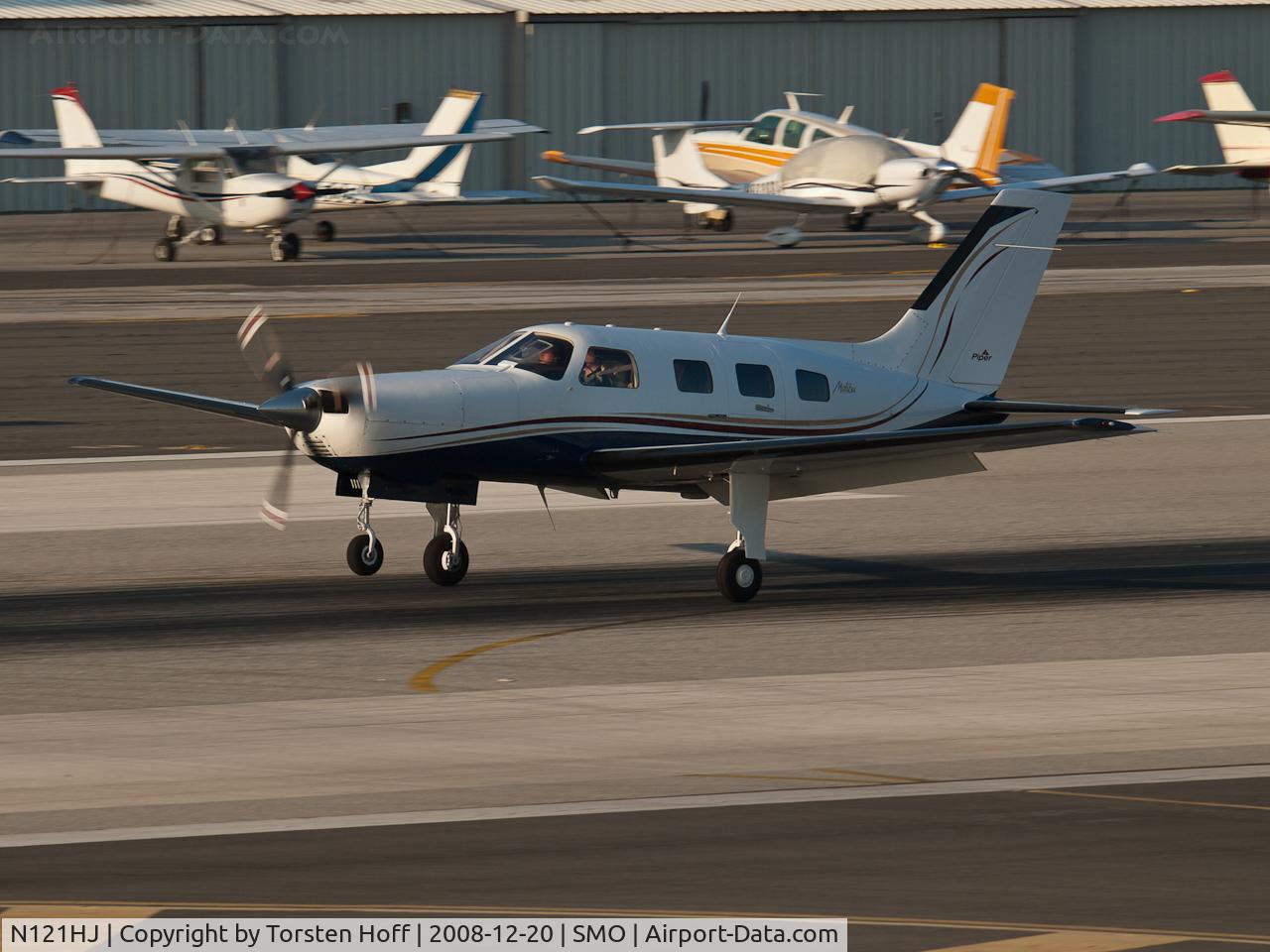N121HJ, 1985 Piper PA-46-310P Malibu C/N 46-8508105, N121HJ arriving on RWY 21