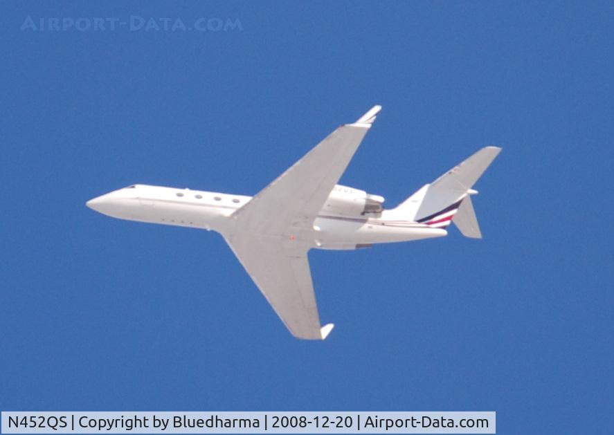 N452QS, 1998 Gulfstream Aerospace G-IV C/N 1352, Heading West from KAPA to KVNY over Littleton, Colorado.