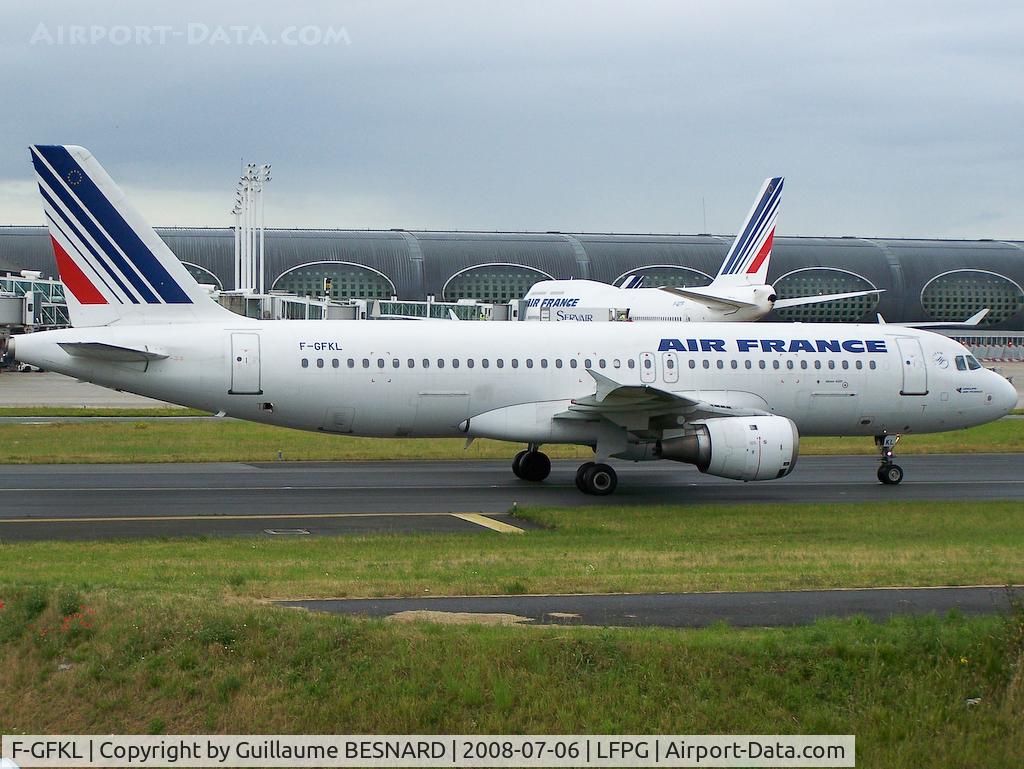 F-GFKL, 1990 Airbus A320-211 C/N 0101, Dirt is not a dust spot, but dust! See incoming other picture.