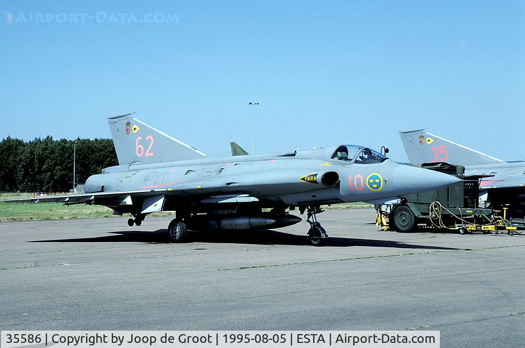 35586, 1969 Saab J-35J Draken C/N 35-586, The open house at Angelholm in 1995 offered the last opportunity to see the Swedish Drakens fly.