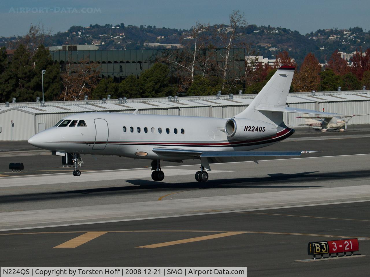 N224QS, 2000 Dassault Falcon 2000 C/N 124, N224QS arriving on RWY 21