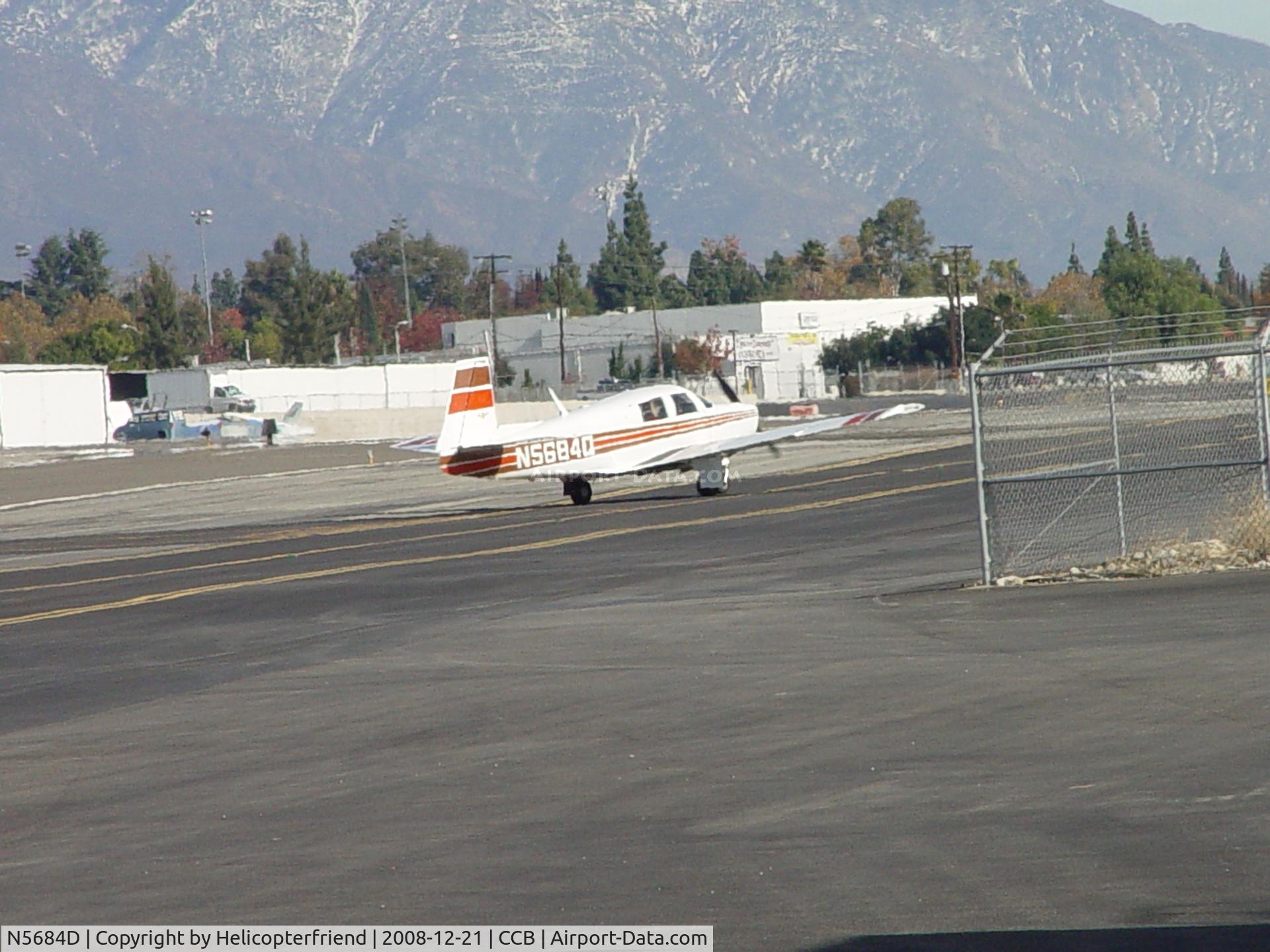 N5684D, Mooney M20J 201 C/N 24-3064, Taxiing back towards Cable tower