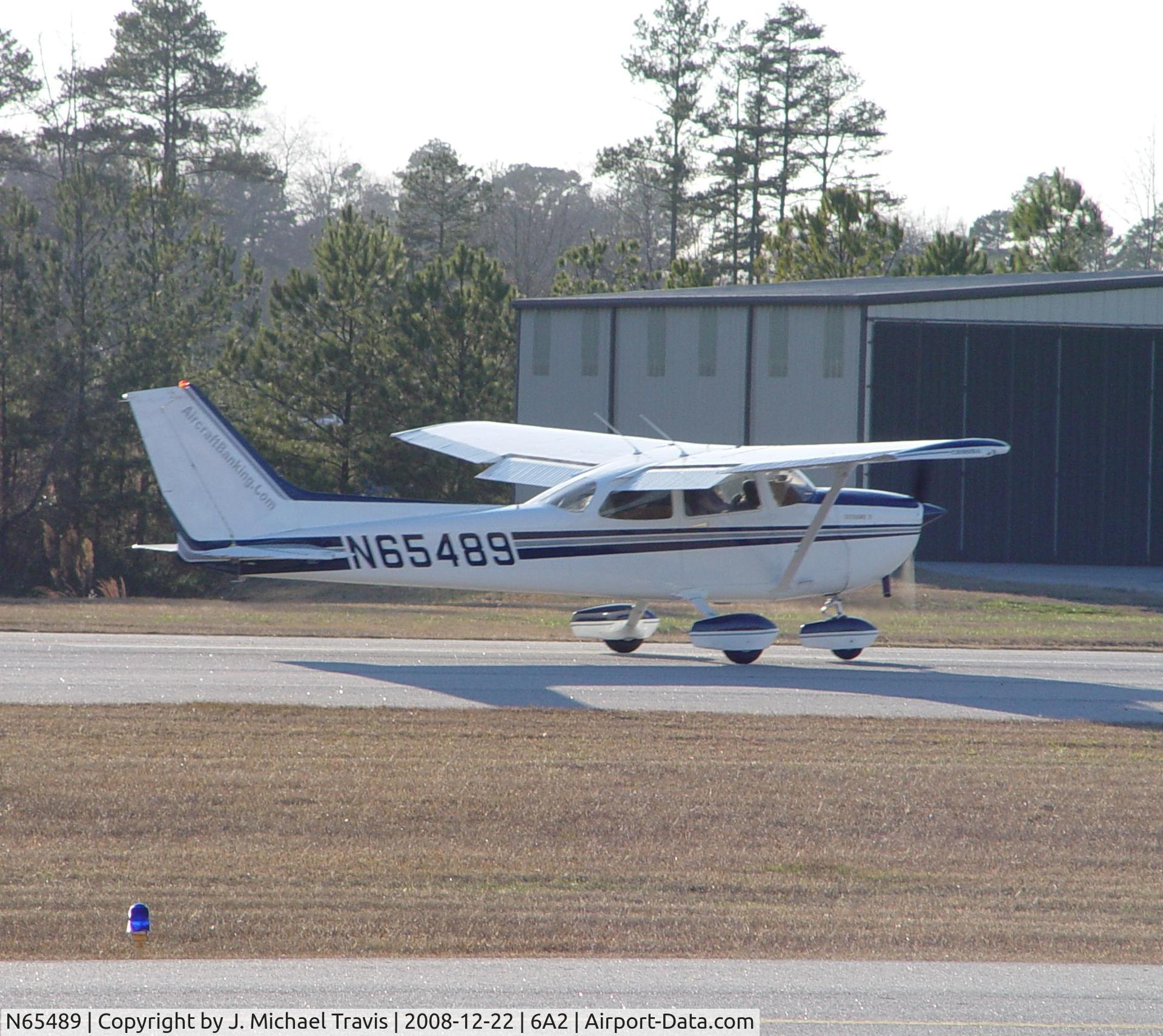 N65489, 1982 Cessna 172P C/N 17275762, N65489 just after landing on runway32 at 6A2.