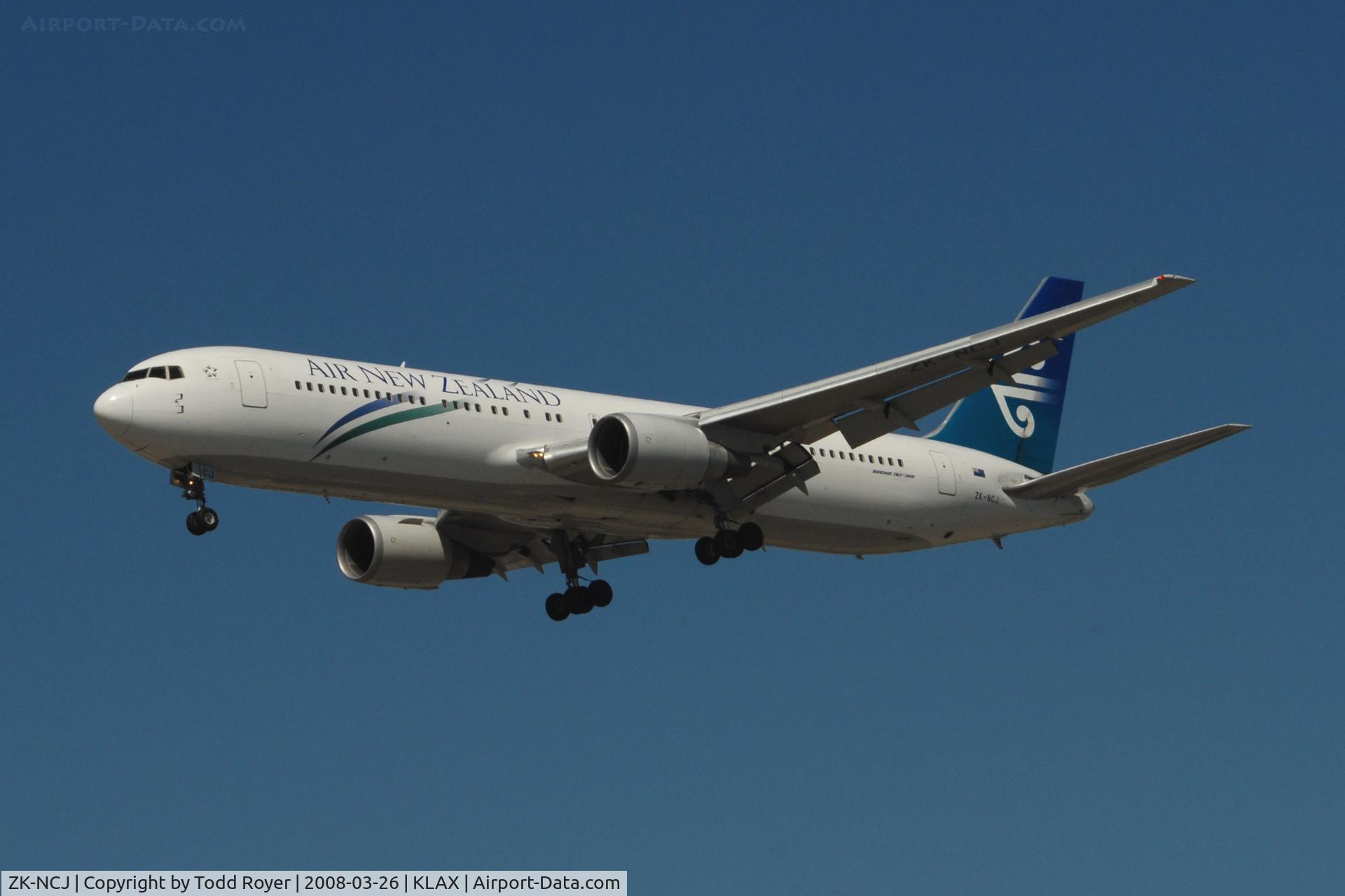ZK-NCJ, 1995 Boeing 767-319/ER C/N 26915, Air New Zealand landing at Los Angeles