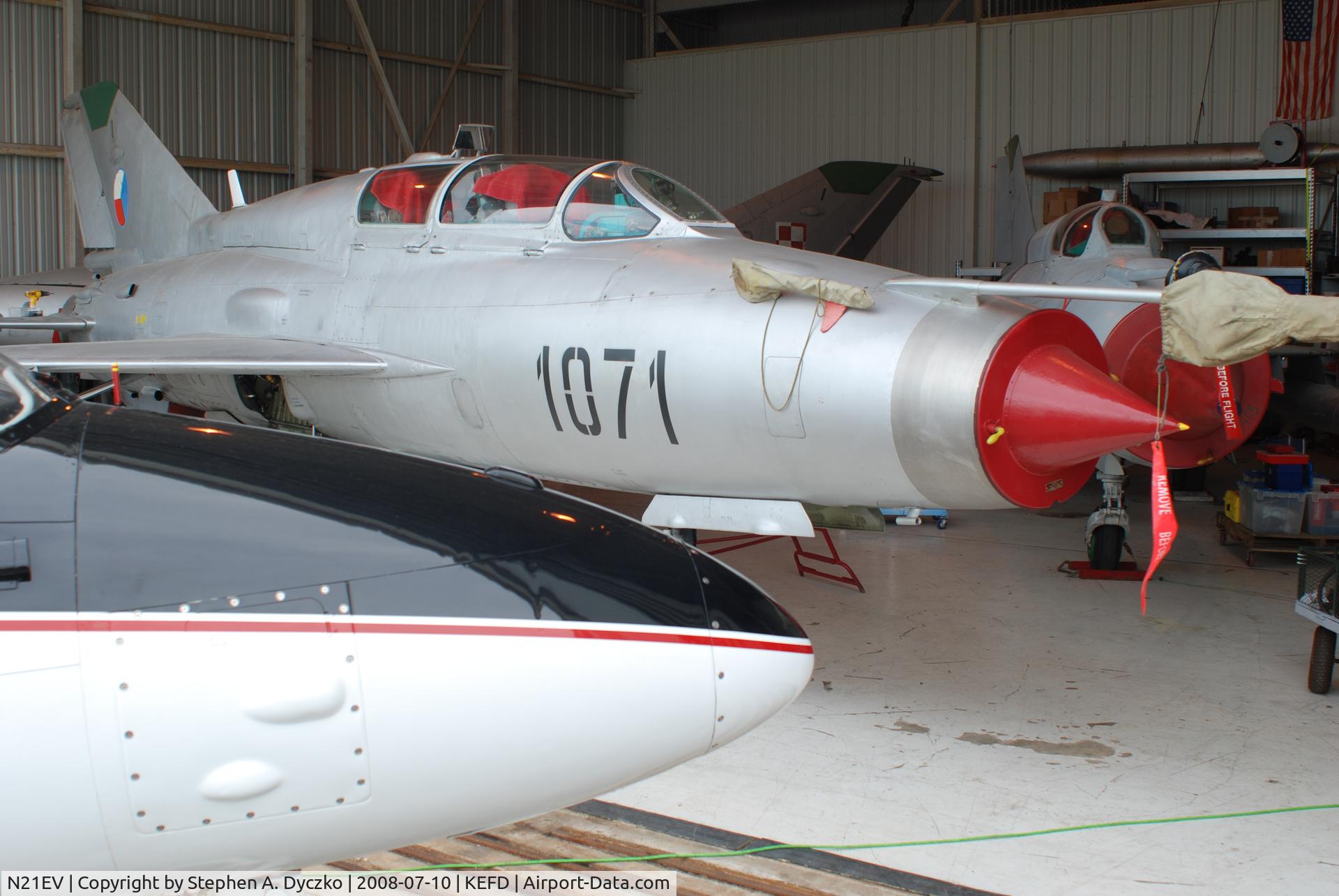 N21EV, 1974 Mikoyan-Gurevich MiG-21UM C/N 516921071, At home in the hanger with little brother L29