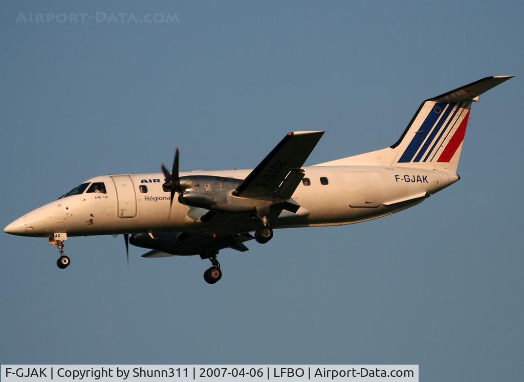 F-GJAK, Embraer EMB-120ER Brasilia C/N 120215, Landing rwy 32L