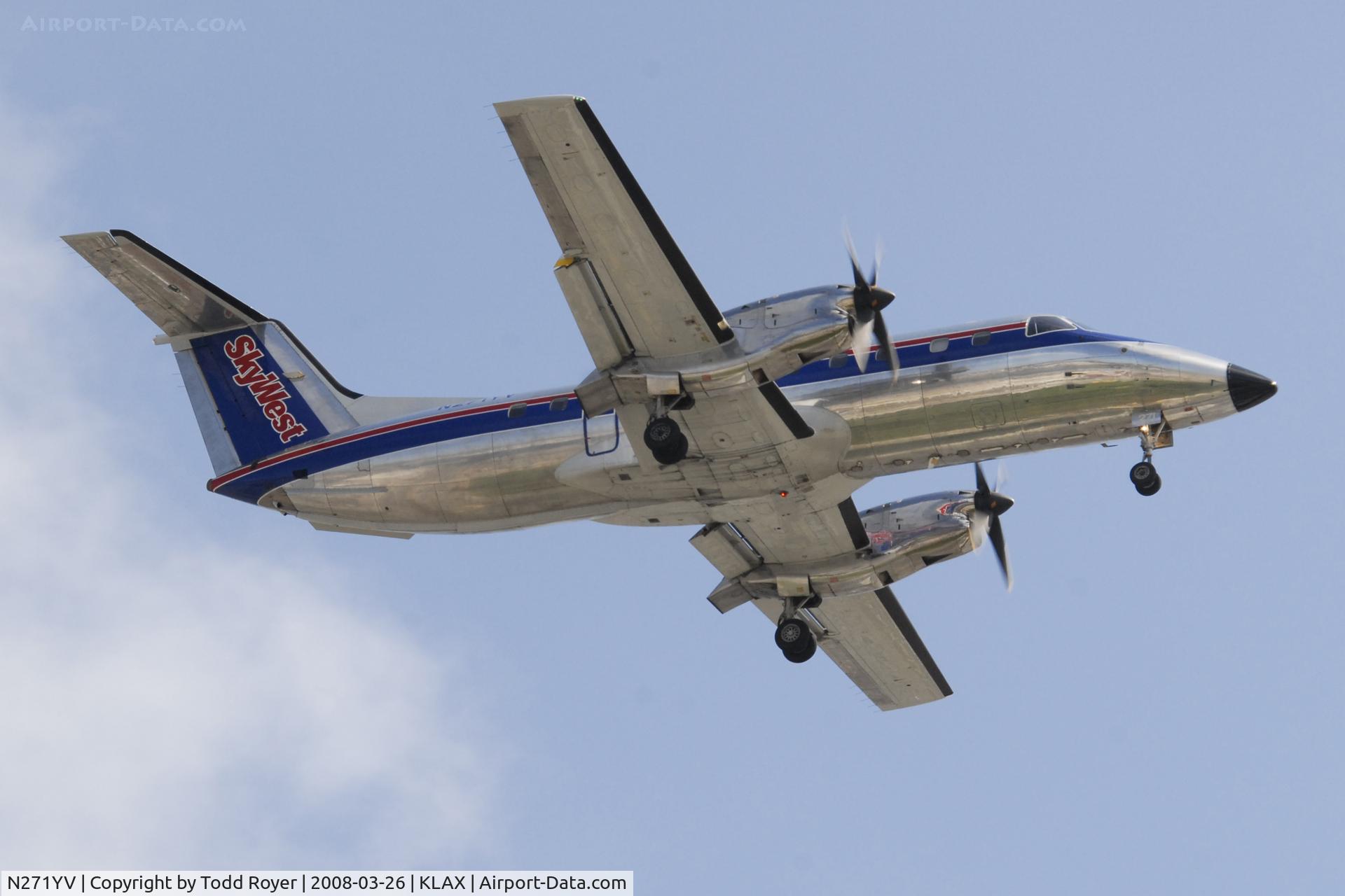N271YV, 1993 Embraer EMB-120ER Brasilia C/N 120271, Skywest Landing at LAX