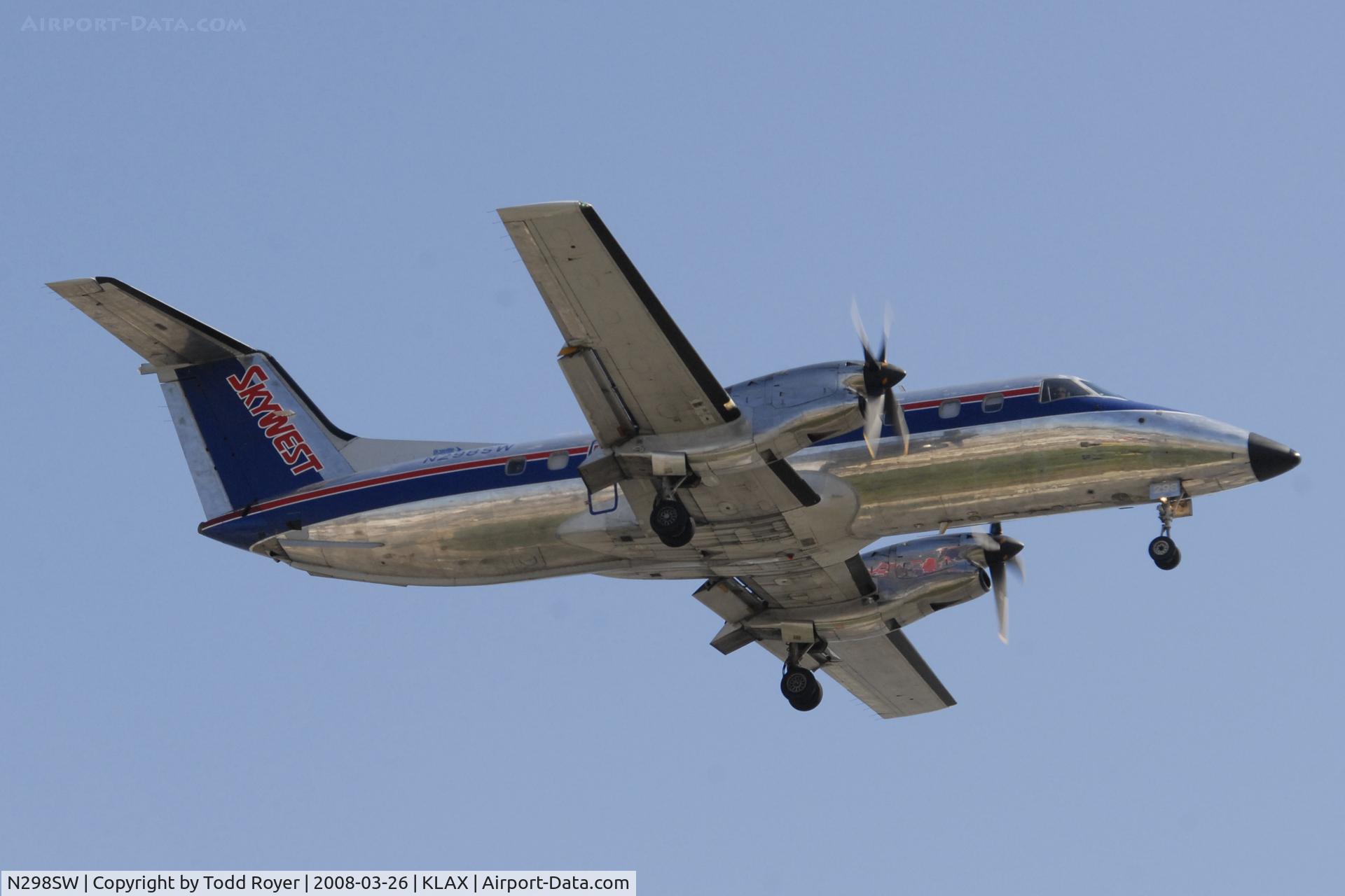 N298SW, 1996 Embraer EMB-120ER Brasilia C/N 120328, Skywest Landing at LAX
