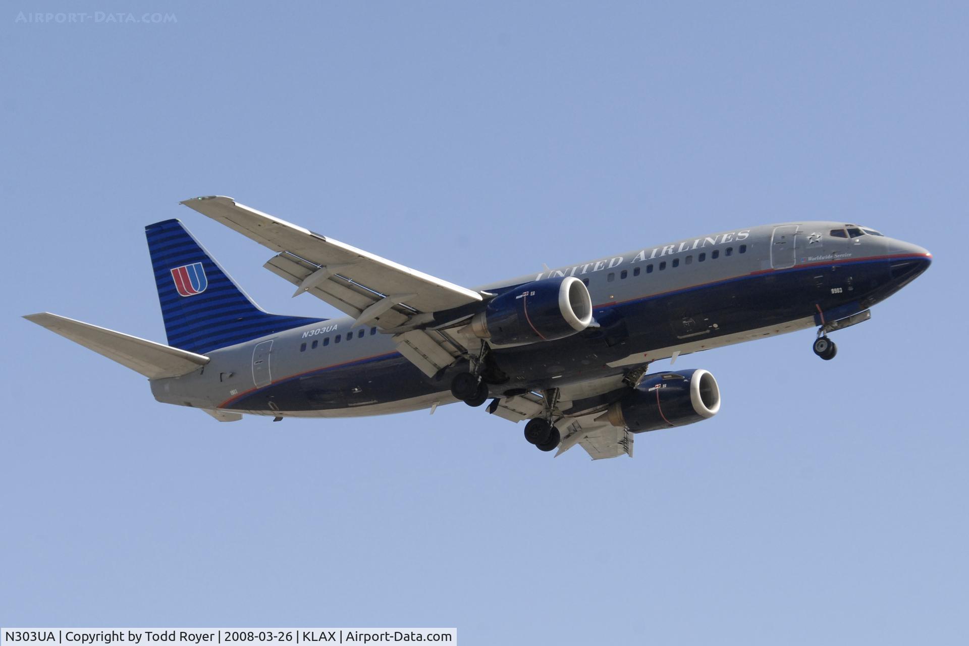 N303UA, 1986 Boeing 737-322 C/N 23644, United 737 landing at LAX
