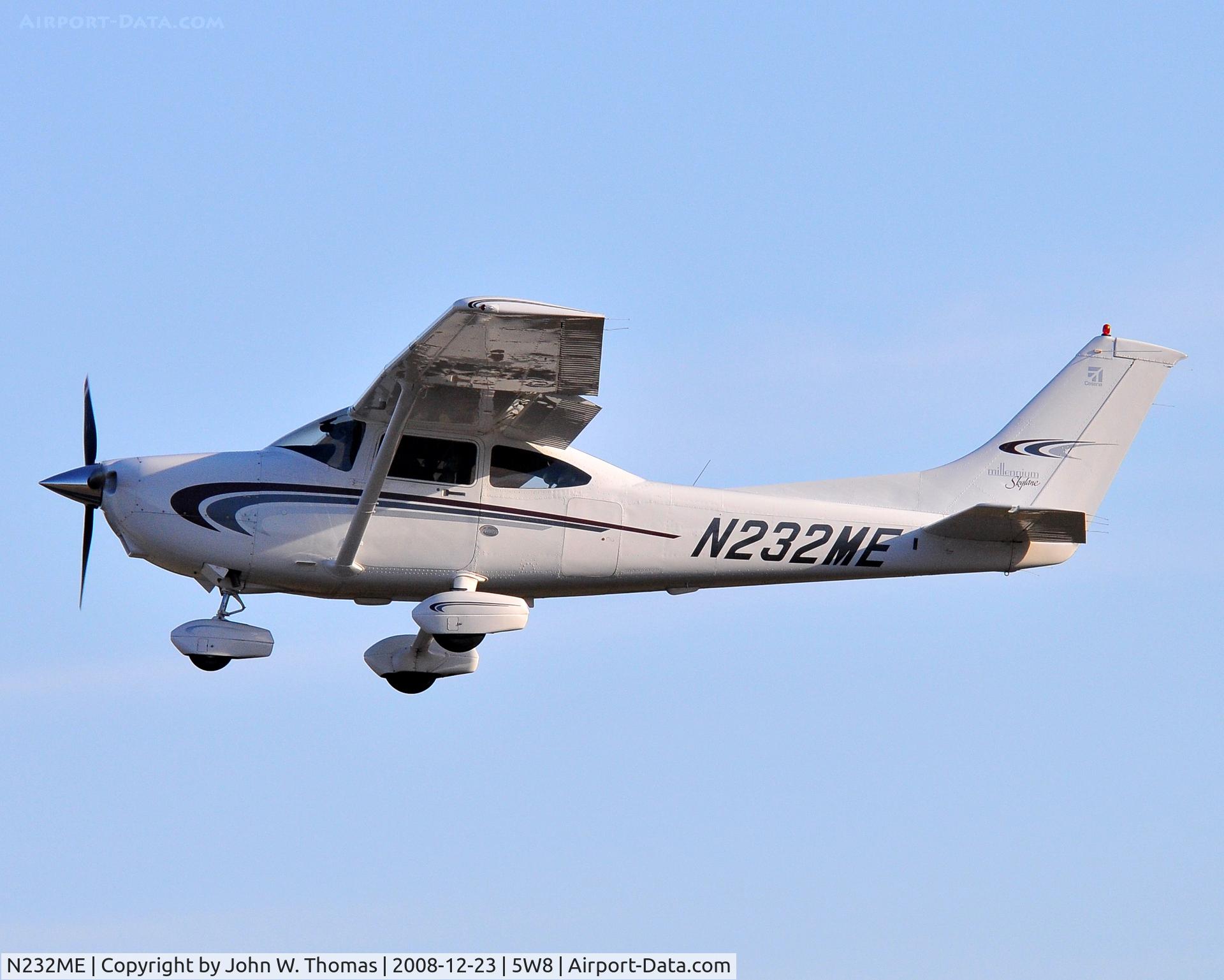 N232ME, 2000 Cessna 182S Skylane C/N 18280749, Departing runway 4