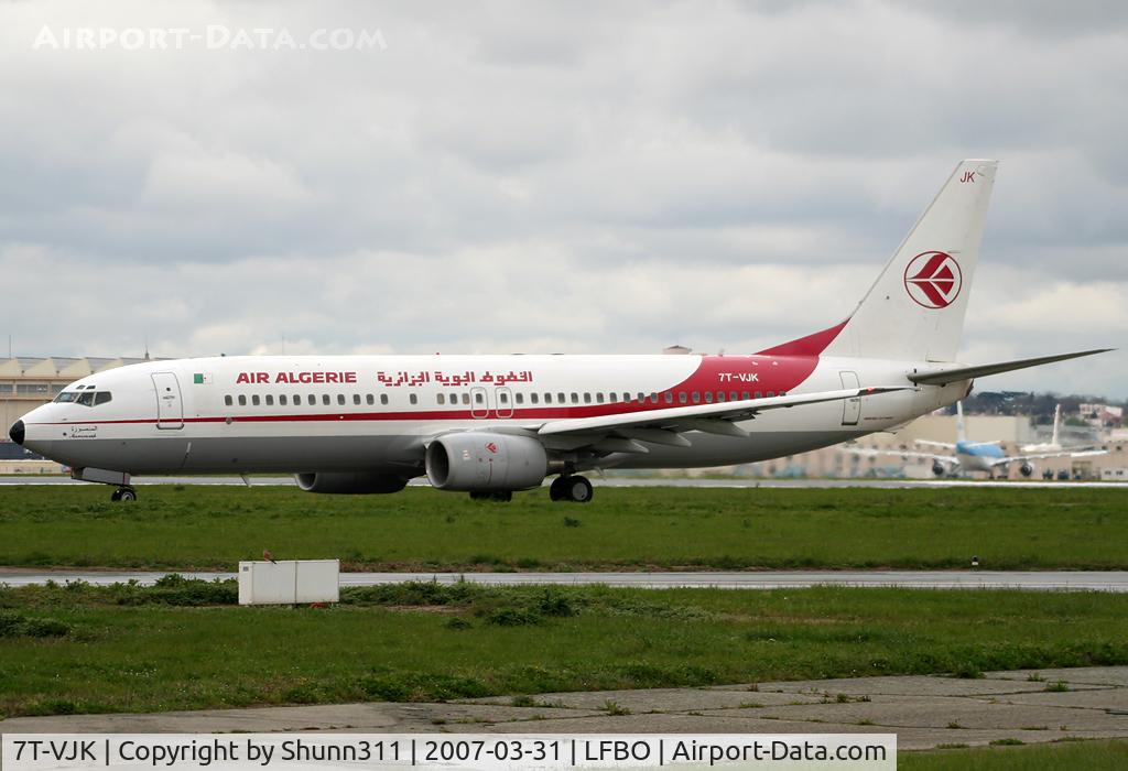 7T-VJK, 2000 Boeing 737-8D6 C/N 30203, Rolling holding point rwy 32L for departure...