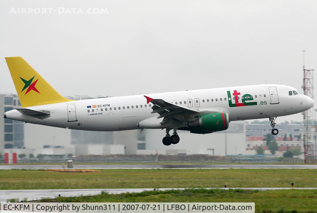 EC-KFM, 1989 Airbus A320-212 C/N 88, Landing rwy 32R